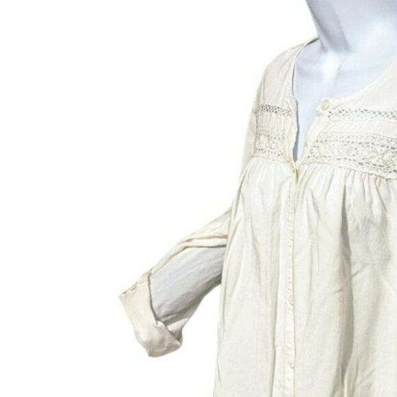 WHITE TOP WITH ROLL BUTTON SLEEVES BACKGROUND100% RAYON HIGHLIGHTS 100% COTTON - Picture 5 of 7